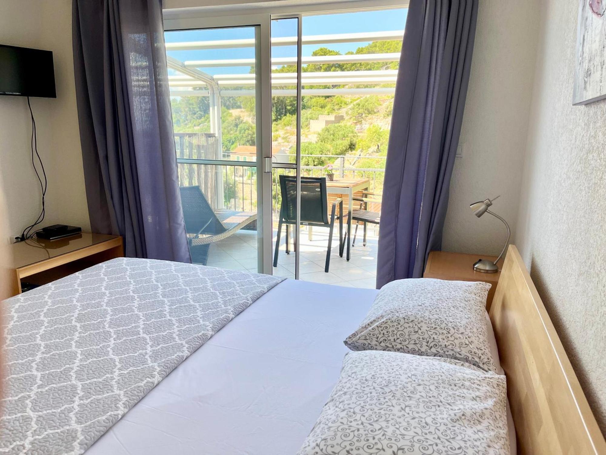 Paradise Apartments - Robinson Getaway Gdinj Dış mekan fotoğraf