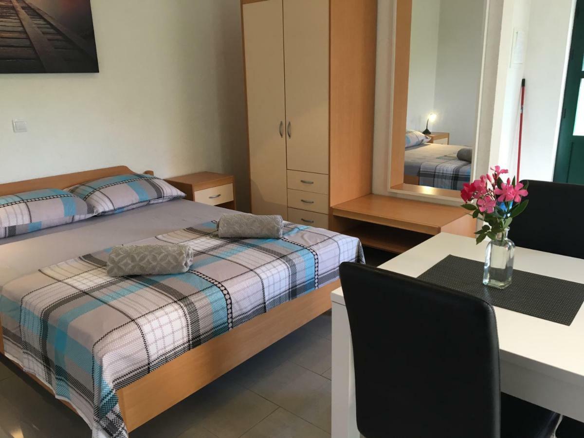 Paradise Apartments - Robinson Getaway Gdinj Dış mekan fotoğraf